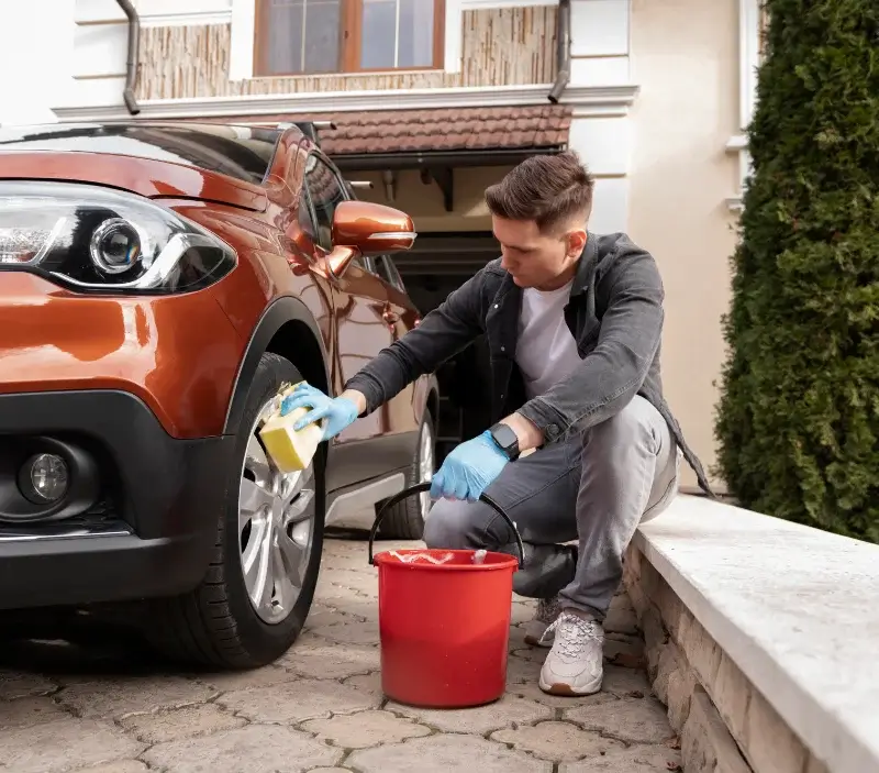 Lavage auto à domicile Sauveterre-de-Rouergue : professionnel intervenant sur un véhicule